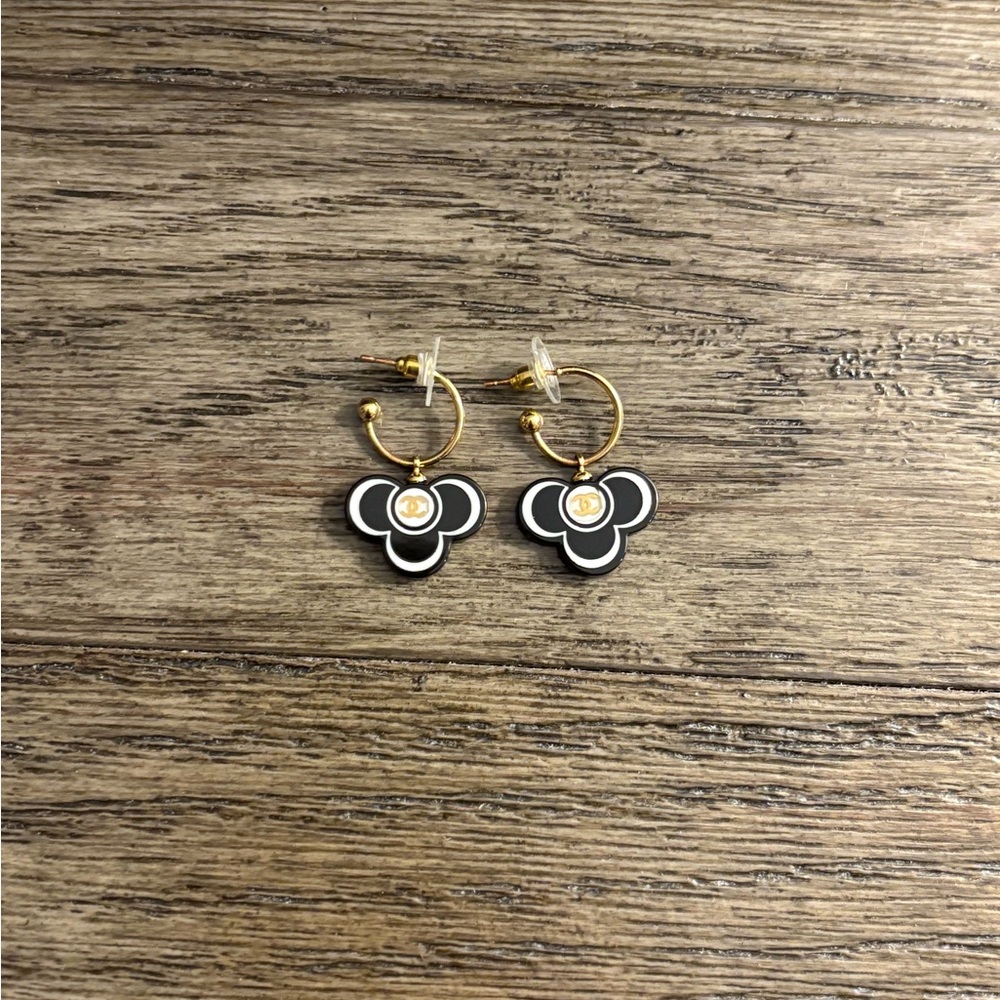 [CHANEL] Authentic Black & White w/ Gold Resin Clover CC Hoop Luxury Earrings - Picture 4 of 10